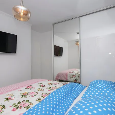 2 Bedroom Cozy In Appartement Makarska