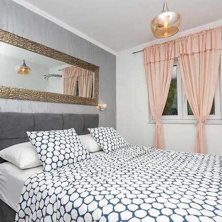 Apartman Awesome In With Kitchen Makarska